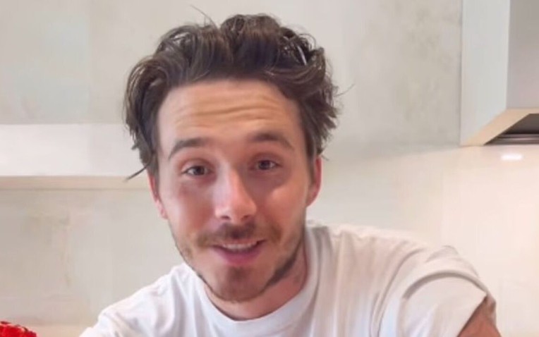 Brooklyn Beckham lại “đá xéo” David và Victoria, lộ rõ khoảng cách không thể hàn gắn- Ảnh 1.