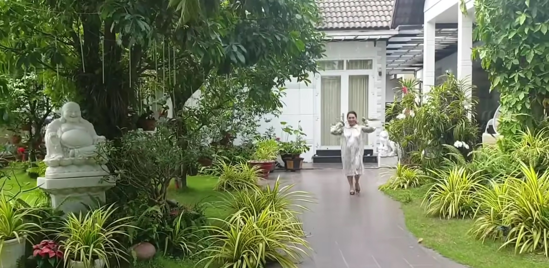 Nữ NSND sở hữu biệt thự 100 tỷ ở Thủ Đức, 2 lần đò vẫn lẻ bóng, quyết ở Việt Nam không sang Mỹ sống- Ảnh 4. Nữ NSND sở hữu biệt thự 100 tỷ ở Thủ Đức, 2 lần đò vẫn lẻ bóng, quyết ở Việt Nam không sang Mỹ sống- Ảnh 4.