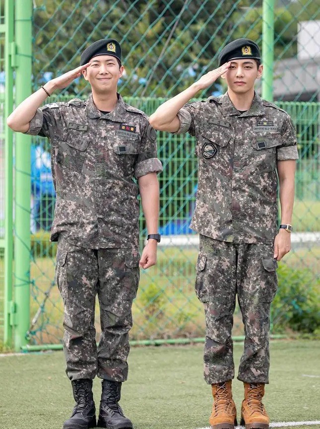 V và RM (BTS) xuất ngũ - 1