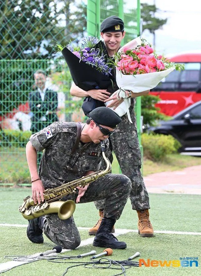 RM - trưởng nhóm BTS và V (bên phải) xuất ngũ sáng 10/6.