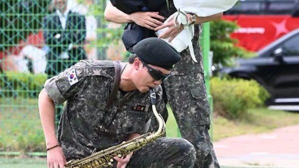 V và RM (BTS) xuất ngũ bts2 1749522346 71 width645height887