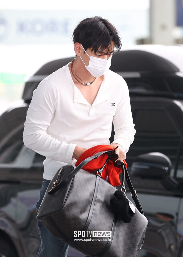 Kinh hoàng cảnh V (BTS) bị fan lao vào xô đẩy, sân bay náo loạn như