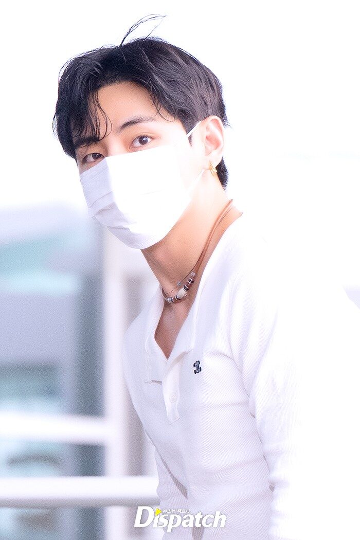 Kinh hoàng cảnh V (BTS) bị fan lao vào xô đẩy, sân bay náo loạn như