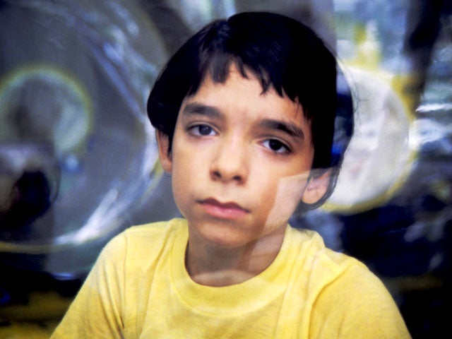 “Cậu bé bong bóng” sống cả đời trong buồng nhựa, không thể giao tiếp với thế giới bên ngoài đã trải qua những gì?- Ảnh 3.