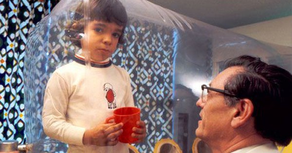 “Cậu bé bong bóng” sống cả đời trong buồng nhựa, không thể giao tiếp với thế giới bên ngoài đã trải qua những gì? bubbleboy1f 17544710684891079292669 1754488356045 1754488356263355951559 0 0 312 500 crop 17544883920421576601704jpg