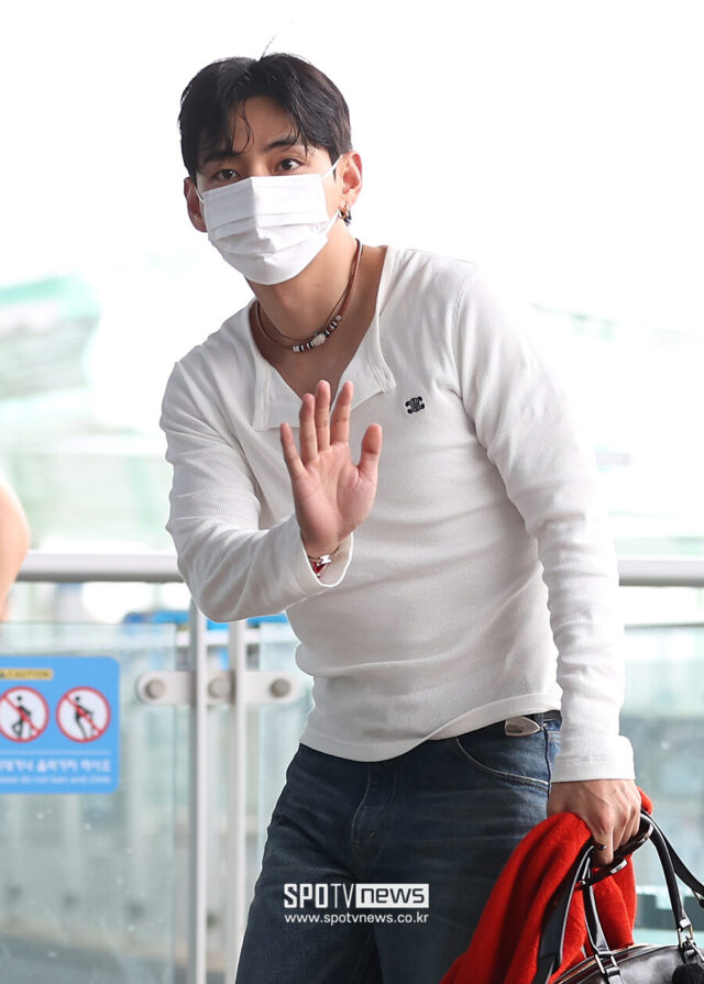 Kinh hoàng cảnh V (BTS) bị fan lao vào xô đẩy, sân bay náo loạn như