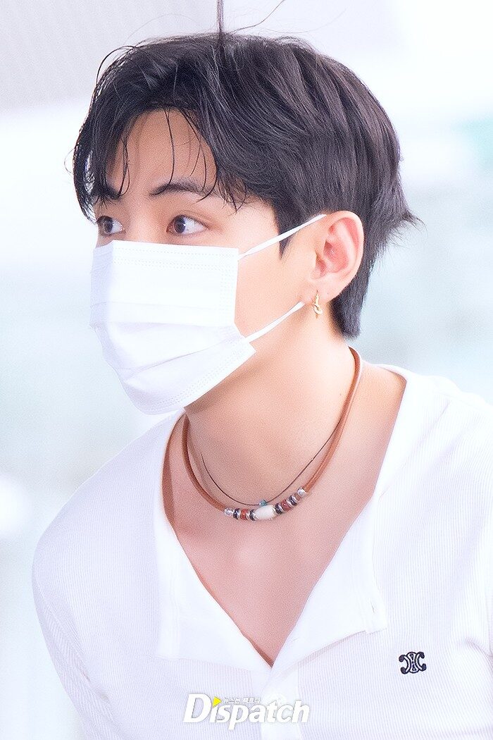 Kinh hoàng cảnh V (BTS) bị fan lao vào xô đẩy, sân bay náo loạn như