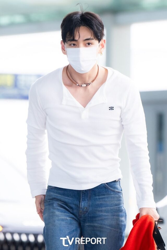 Kinh hoàng cảnh V (BTS) bị fan lao vào xô đẩy, sân bay náo loạn như