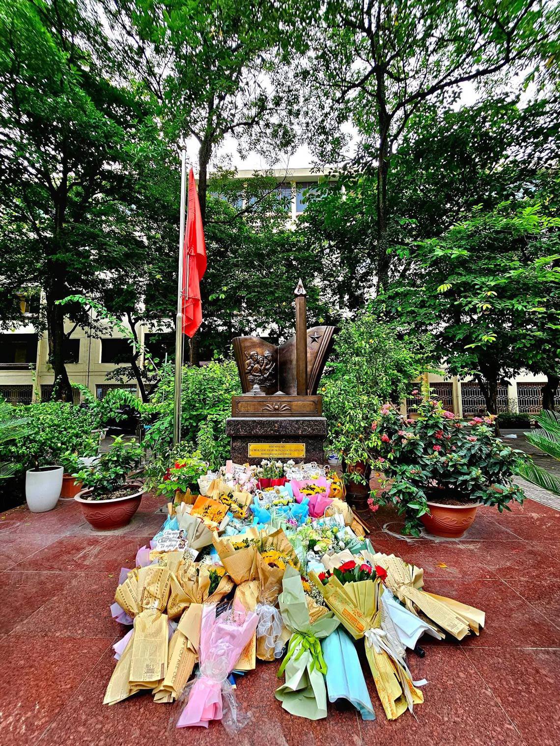but-nghien-5-1763558325-983-width1140height1520-1 Thế hệ sinh viên tốt nghiệp đặt những bó hoa dưới tượng đài để tri ân thế hệ giảng viên, sinh viên đã cống hiến tuổi trẻ để giành lấy độc lập cho tổ quốc.