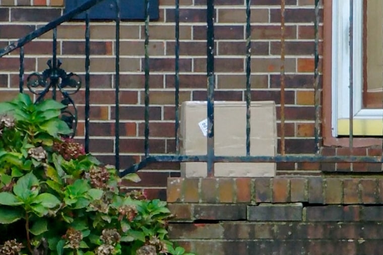 Người phụ nữ sốc nặng khi thấy tay người trong gói hàng mới nhận- Ảnh 1. img