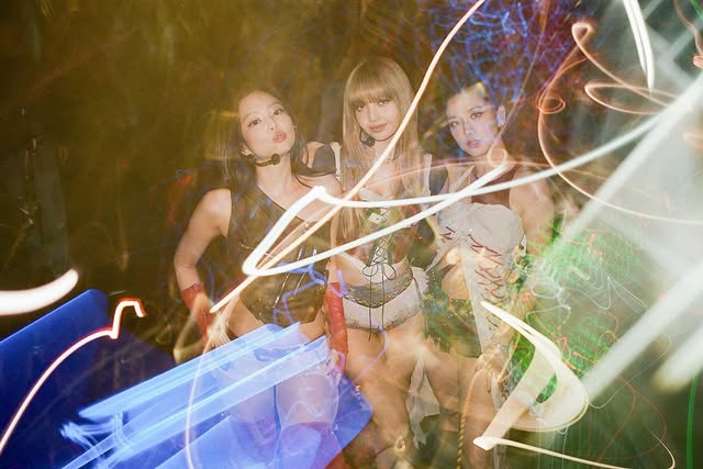 Jennie (BLACKPINK) lại làm cái gì với Rosé thế này, fan nổi điên quả không sai?- Ảnh 5. Jennie (BLACKPINK) lại làm cái gì với Rosé thế này, fan nổi điên quả không sai?- Ảnh 5.