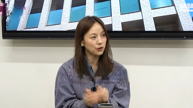 “Cô tiên quốc dân” bị G-Dragon ngó lơ, có mối quan hệ đáng ngờ suốt 15 năm với Song Joong Ki- Ảnh 1.