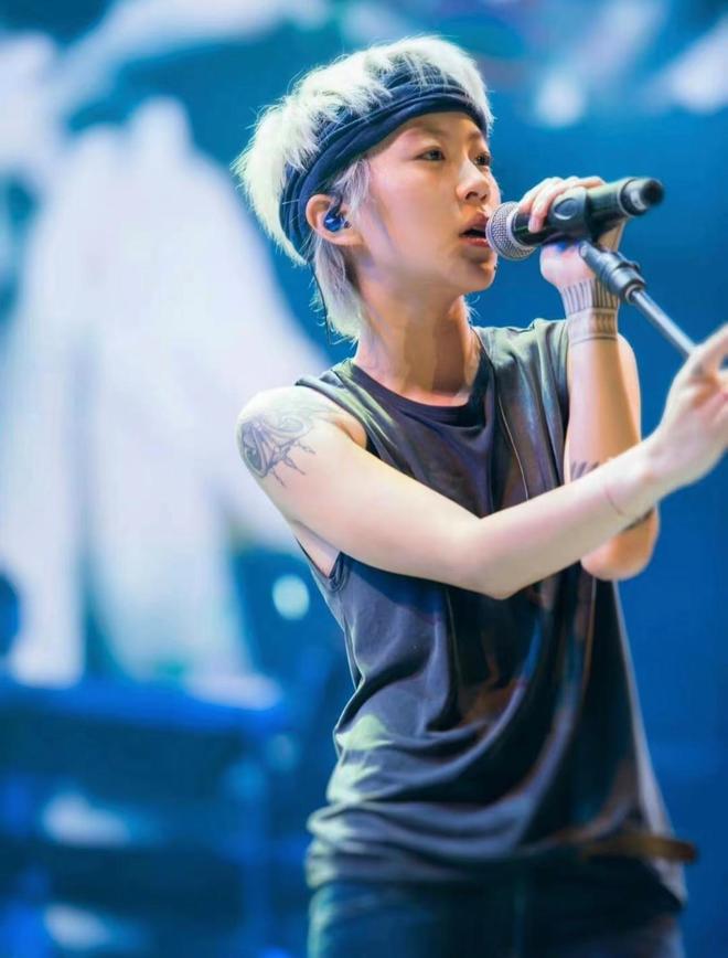 2 bóng hồng của Tạ Đình Phong: Người thoải mái cho con “nhả khói”, Trương Bá Chi lại phạt con vì lỡ nhíu mày với bảo vệ- Ảnh 3.