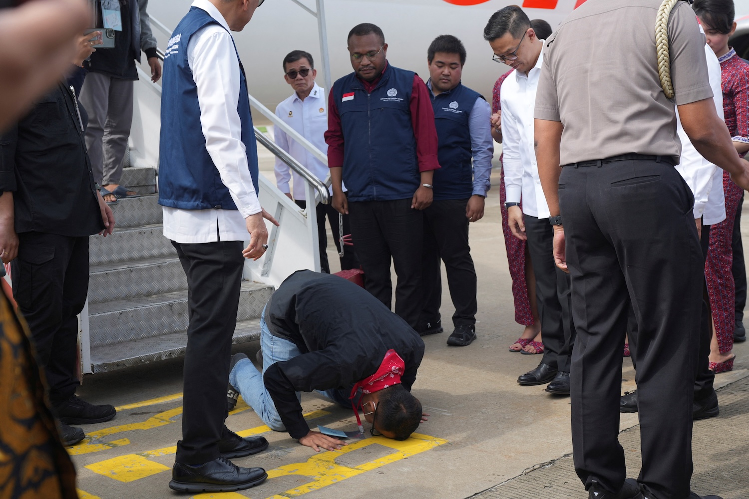 Nạn nhân lừa đảo quỳ gục hôn lên nền đất ngay khi vừa trở về, run sợ tiết lộ những ngày tháng trong Nạn nhân lừa đảo quỳ gục hôn lên nền đất ngay khi vừa trở về, run sợ tiết lộ những ngày tháng trong