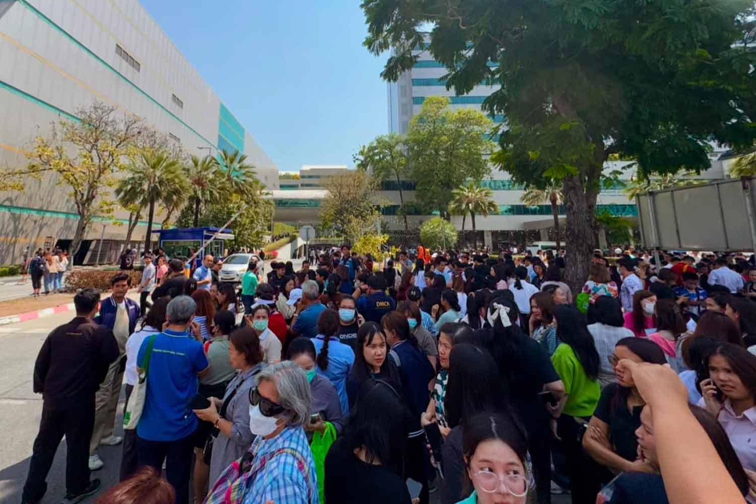 NÓNG: Hàng loạt toà nhà trung tâm Bangkok bất ngờ rung lắc, xuất hiện vết nứt, người dân sơ tán khẩn cấp vào sáng đầu tuần- Ảnh 1.