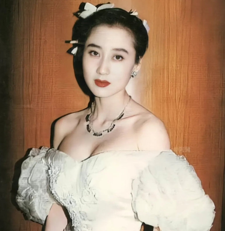 Nàng hậu ngực khủng tai tiếng nhất showbiz, khiến nam thần hạng A mê đến ruồng bỏ vợ con- Ảnh 2.