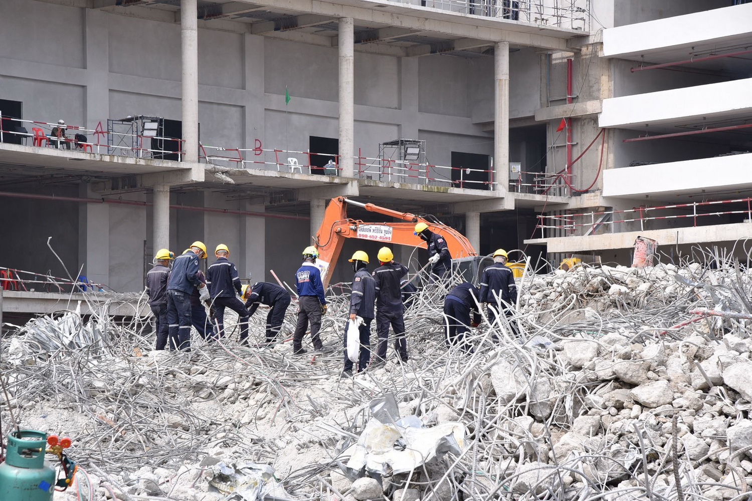 Vụ sập toà nhà cao tầng ở Bangkok: Phát hiện 30 chữ ký giả mạo trong hồ sơ xây dựng- Ảnh 1.