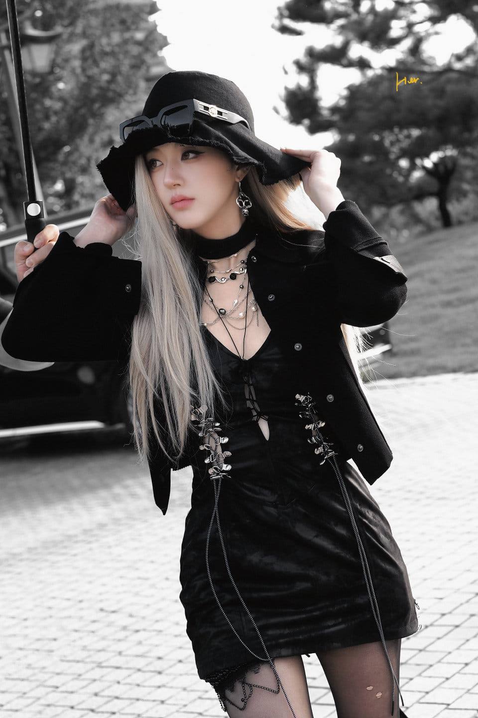 Triệu Lộ Tư khiến 2 ông lớn muối mặt- Ảnh 1. Triệu Lộ Tư khiến 2 ông lớn muối mặt- Ảnh 1.