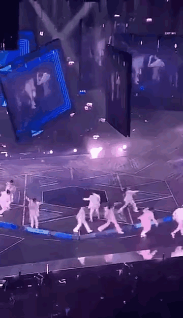 Những tai nạn kinh hoàng trên sân khấu: Trai trẻ bị màn hình 600kg rơi trúng, có người mất cả tính mạng- Ảnh 15.