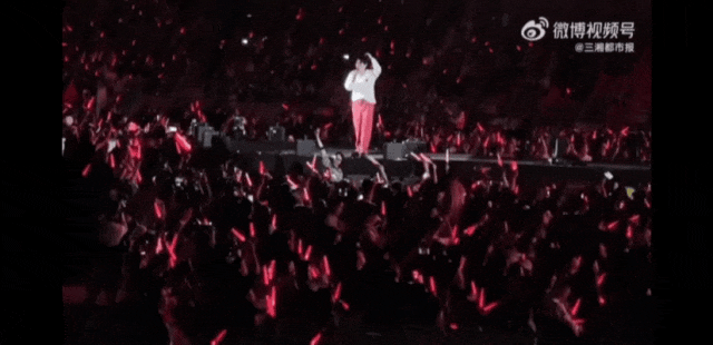 Những tai nạn kinh hoàng trên sân khấu: Trai trẻ bị màn hình 600kg rơi trúng, có người mất cả tính mạng- Ảnh 2.