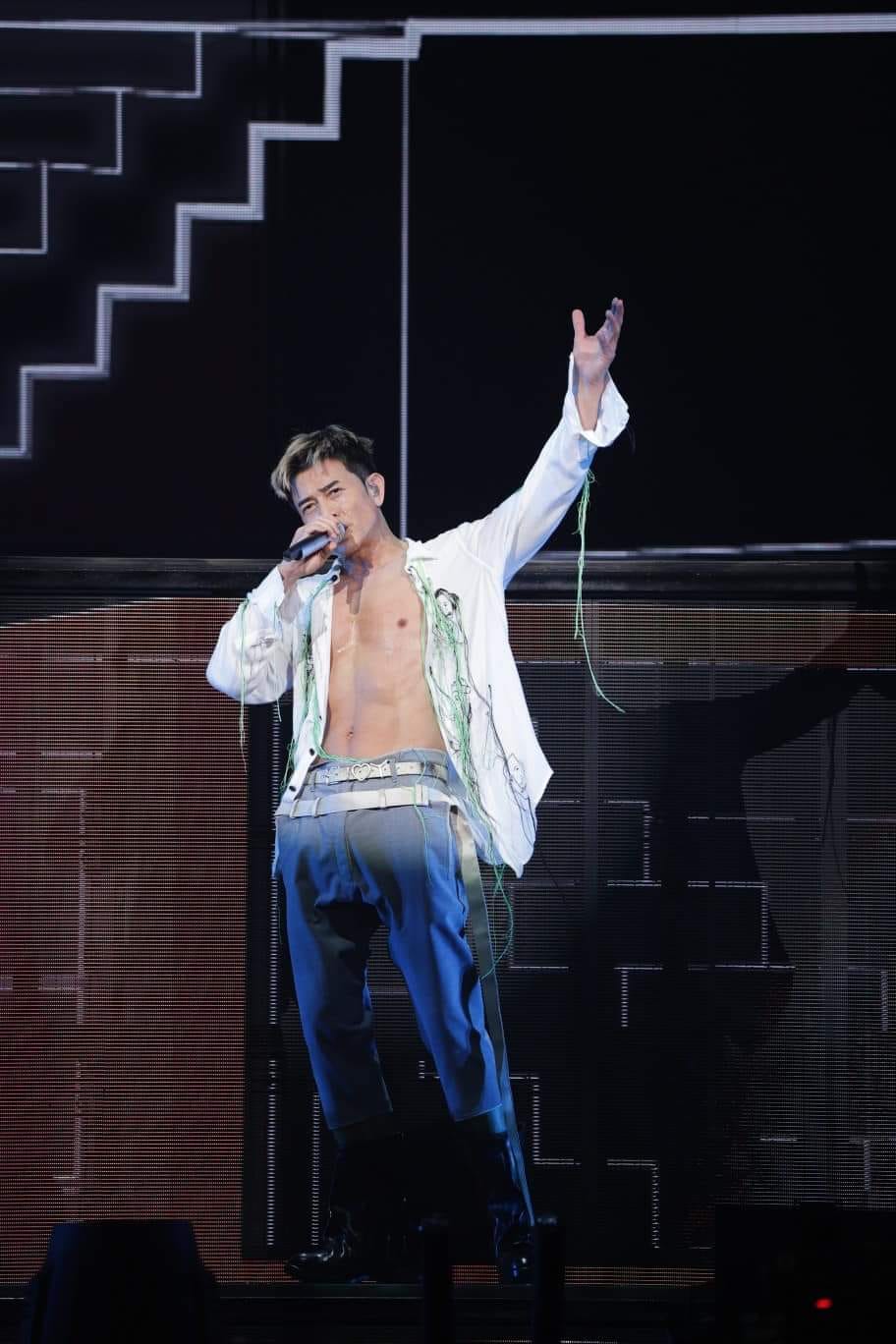 Những tai nạn kinh hoàng trên sân khấu: Trai trẻ bị màn hình 600kg rơi trúng, có người mất cả tính mạng- Ảnh 8.