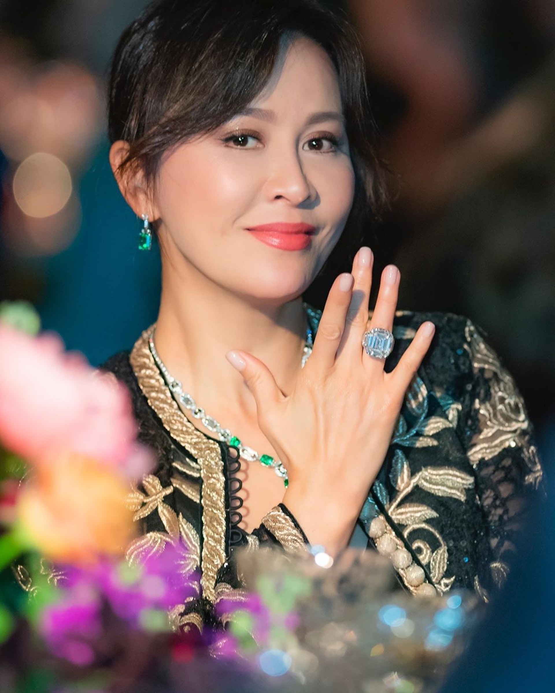 Các đại gia Cbiz: Mỹ nhân phản bội Châu Tinh Trì dùng thùng rác 200 triệu, Lâm Thanh Hà xứng danh