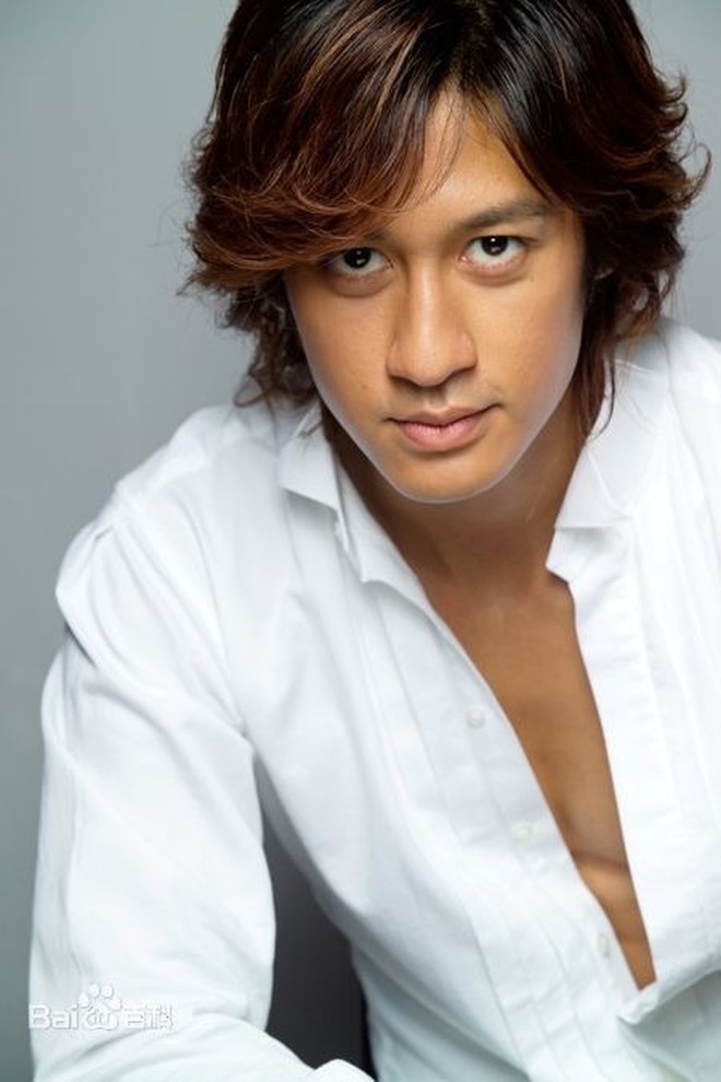 Clip: Nam thần màn ảnh mất trí điên loạn, giờ ngày đi lang thang quậy phá, tối ngủ vỉa hè- Ảnh 5.