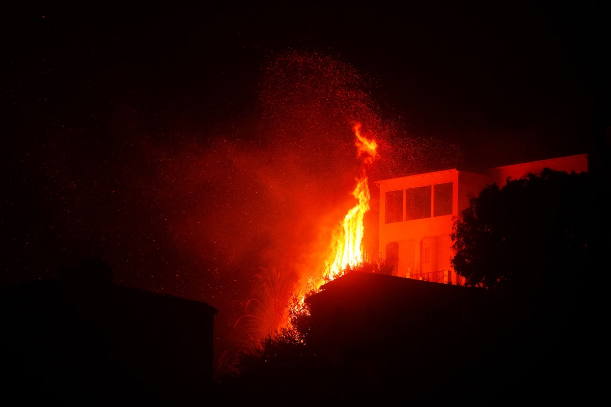 Cảnh tượng khủng khiếp như hỏa ngục trong vụ cháy rừng ở Los Angeles- Ảnh 3. Cảnh tượng khủng khiếp như hỏa ngục trong vụ cháy rừng ở Los Angeles- Ảnh 3.