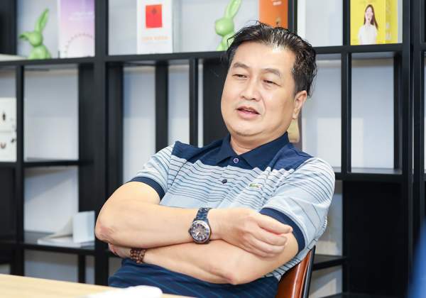 Cuộc sống vợ chồng của nam nghệ sĩ Việt lấy vợ 2 tên giống hệt vợ đầu, 17 năm vẫn mặn nồng- Ảnh 1.