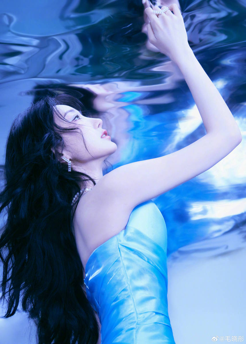 Hóa thân thành mỹ nhân ngư, Mao Hiểu Đồng khiến netizen