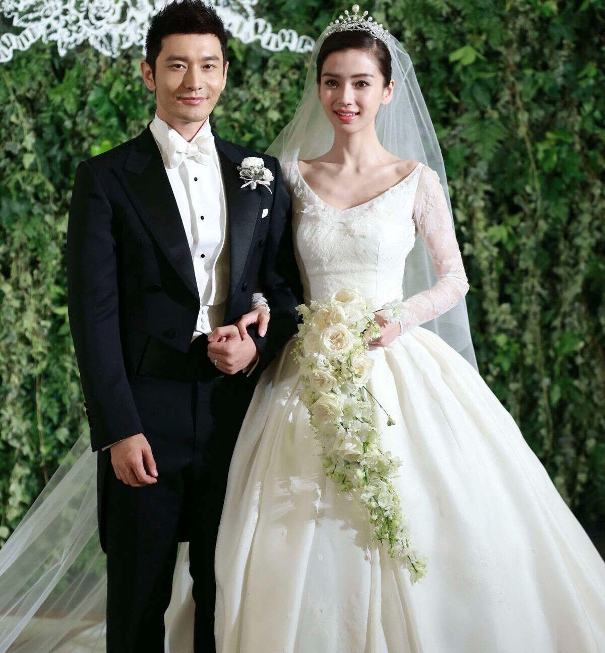 Chiếc nhẫn cưới 1 tỷ vạch trần màn đóng kịch giả tạo của ngọc nữ gia thế bậc nhất showbiz- Ảnh 4. Chiếc nhẫn cưới 1 tỷ vạch trần màn đóng kịch giả tạo của ngọc nữ gia thế bậc nhất showbiz- Ảnh 4.