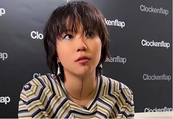 2 bóng hồng của Tạ Đình Phong: Người thoải mái cho con “nhả khói”, Trương Bá Chi lại phạt con vì lỡ nhíu mày với bảo vệ- Ảnh 2.