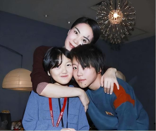 2 bóng hồng của Tạ Đình Phong: Người thoải mái cho con “nhả khói”, Trương Bá Chi lại phạt con vì lỡ nhíu mày với bảo vệ- Ảnh 6.