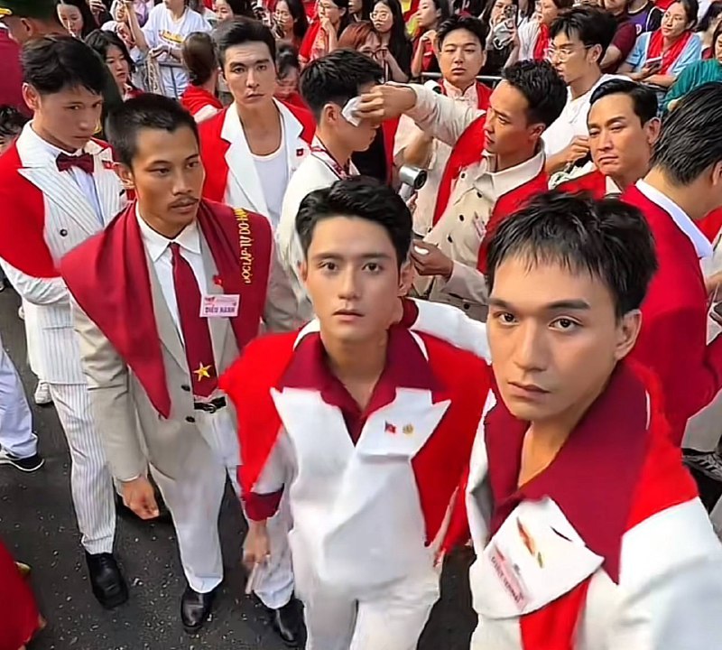 Cặp đôi gây bất ngờ nhất Mưa Đỏ: Ban đầu ghét nhau không buồn nói, giờ bám dính 24/7- Ảnh 6. Cặp đôi gây bất ngờ nhất Mưa Đỏ: Ban đầu ghét nhau không buồn nói, giờ bám dính 24/7- Ảnh 6.