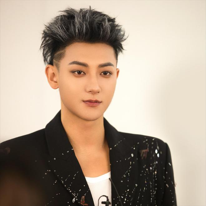 “Mỹ nam chủ tịch showbiz” mất kiểm soát trên truyền hình, chửi thề loạn xạ phải có người can ngăn- Ảnh 3. “Mỹ nam chủ tịch showbiz” mất kiểm soát trên truyền hình, chửi thề loạn xạ phải có người can ngăn- Ảnh 3.