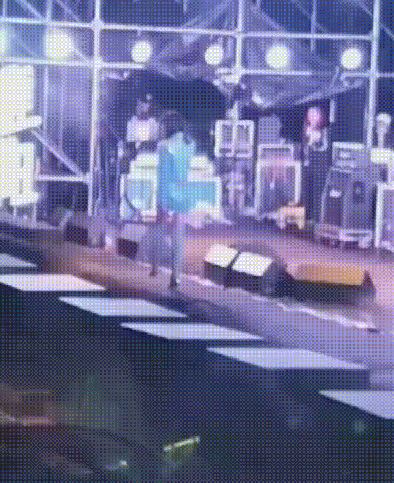 Những tai nạn kinh hoàng trên sân khấu: Trai trẻ bị màn hình 600kg rơi trúng, có người mất cả tính mạng- Ảnh 13.