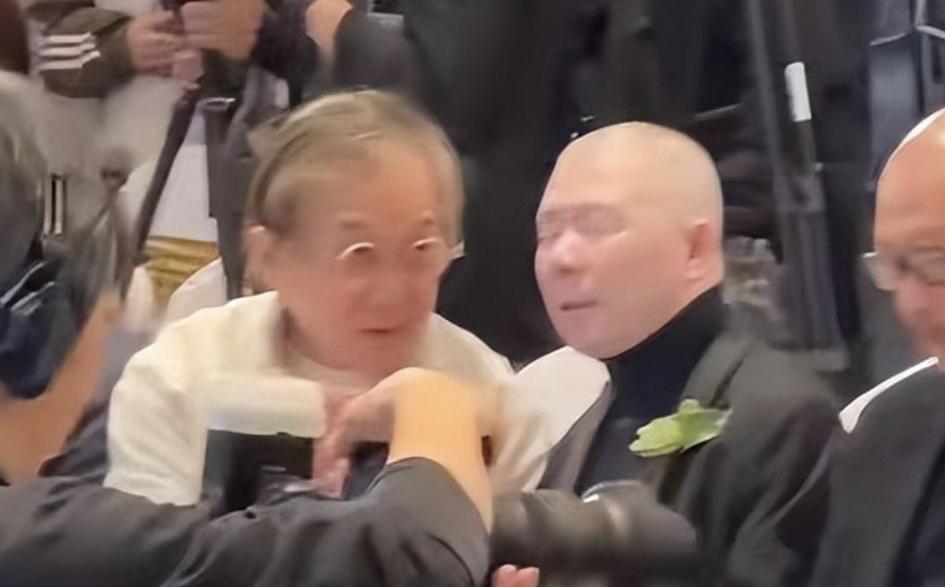 Thành Long 70 tuổi xuất hiện với mái tóc bạc trắng, thời gian quả thật không chừa một ai- Ảnh 3.