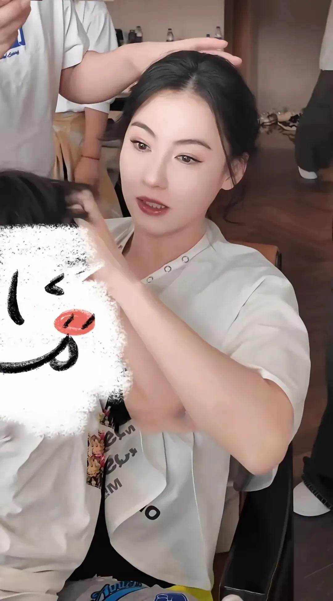 Con trai út của Trương Bá Chi lộ diện: Mới 6 tuổi đã “đốn tim” netizen, ngoại hình được khen vượt cả hai anh- Ảnh 3.