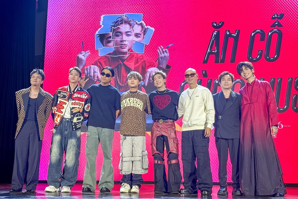 Dàn “anh tài” đến ủng hộ HuyR (thứ 4, từ trái sang).