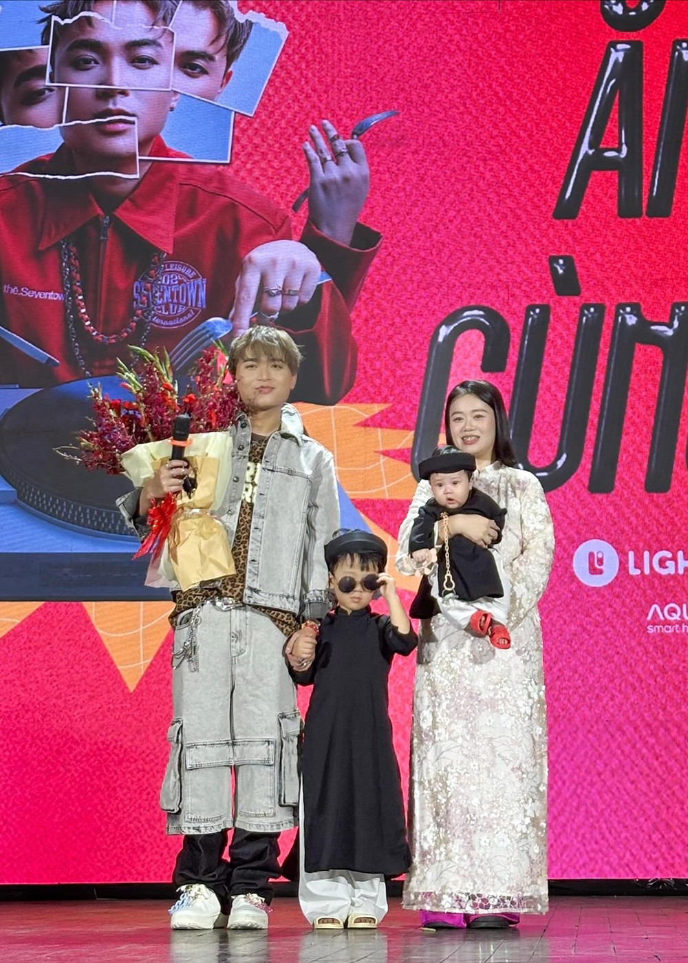 Con trai bày tỏ “Con yêu bố” với HuyR trên sân khấu khiến khán giả xúc động.