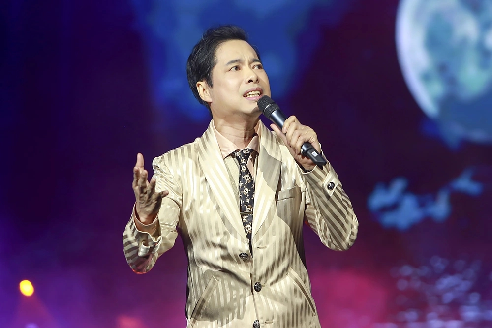 Nam ca sĩ sở hữu biệt thự dát vàng 100 tỷ đồng tại quận 1 TP.HCM: Nhà bị cắt điện 2 lần vì hết tiền, tự nhận “nghèo nhất showbiz”- Ảnh 1.