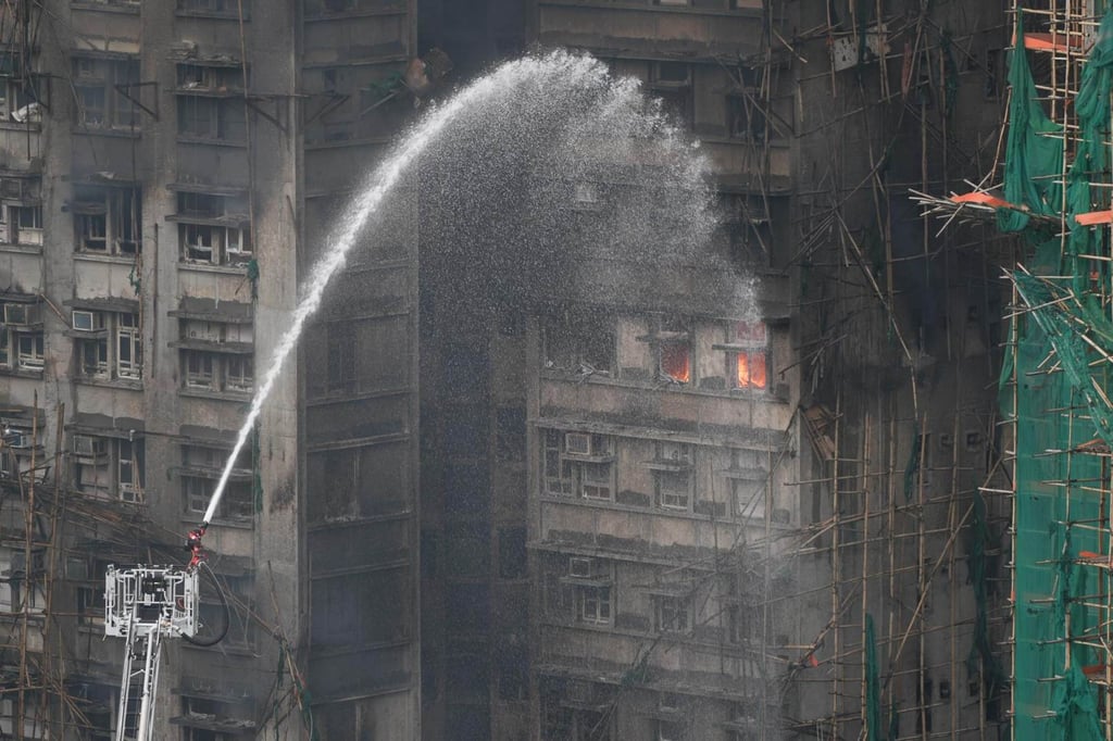 Hỏa hoạn tại khu chung cư Hong Kong (Trung Quốc): Đám cháy được kiểm soát, số người chết chạm mốc 44, 279 người vẫn mất tích- Ảnh 2. Hỏa hoạn tại khu chung cư Hong Kong (Trung Quốc): Đám cháy được kiểm soát, số người chết chạm mốc 44, 279 người vẫn mất tích- Ảnh 2.
