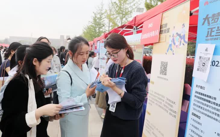 Sinh viên tìm kiếm việc làm tại hội chợ việc làm được tổ chức tại khuôn viên trường Đại học Sư phạm Hoài Bắc ở Hoài Bắc, tỉnh An Huy, miền Đông Trung Quốc vào ngày 16/10/2024. (Ảnh: VCG)