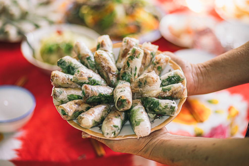 Món gỏi cuốn, với nhân thịt, rau, bún.