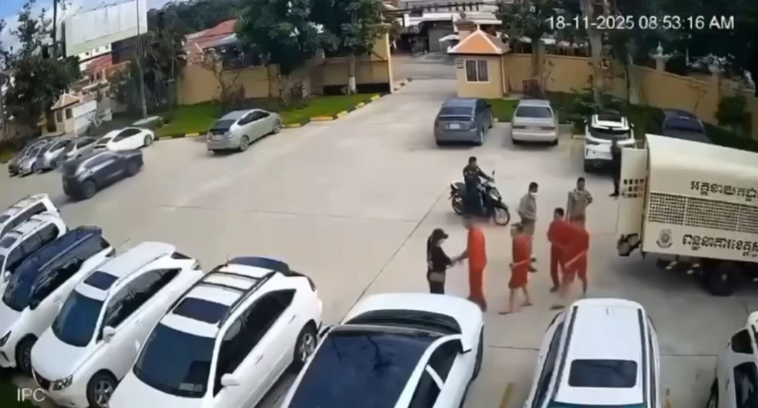 Phạm nhân chĩa súng bỏ trốn ngay trước tòa án ở Campuchia- Ảnh 1.