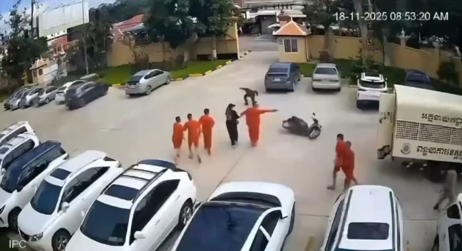 Phạm nhân chĩa súng bỏ trốn ngay trước tòa án ở Campuchia- Ảnh 2.