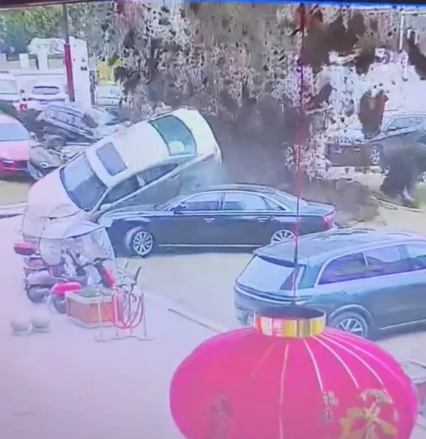 canh-sat-bat-cau-be-dot-phao-lam-no-tung-loat-o-to-11-1738347524-758-widthheight Vụ nổ lớn làm lật tung loạt xe sang.