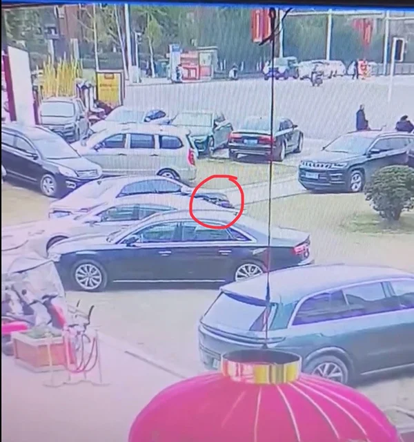 canh-sat-bat-cau-be-dot-phao-lam-no-tung-loat-o-to-12-1738347559-446-widthheight Cậu bé Trung Quốc đốt pháo làm nổ tung loạt xe sang đúng mùng 2 Tết - 1