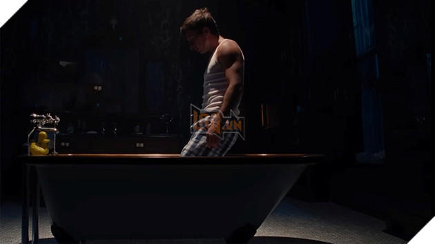 Cảnh tắm trong phim Saltburn.