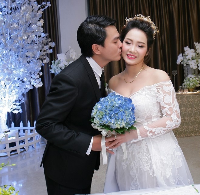 Vợ chồng sao nam Vbiz cưới nhau 9 năm mới mang bầu, tình cảm mặn nồng ai cũng ngưỡng mộ- Ảnh 2.